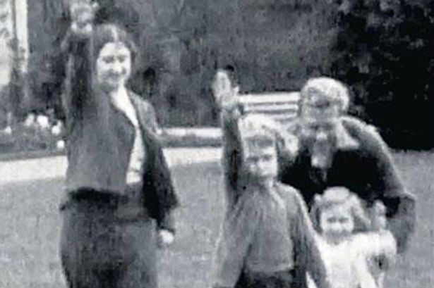 A-young-Queen-performing-a-Nazi-salute-with-her-family-at-Balmoral