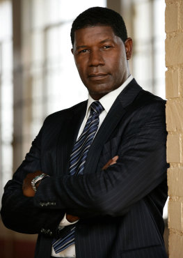 "Extreme Rendition" -- Jonas (Dennis Haysbert) and his team are sent to Bulgaria on a complicated mission to arrange for the dangerous prison escape of a rogue former Unit operator who can help them track down an arms dealer on THE UNIT, scheduled to air on the CBS Television Network. Photo: Robert Voets/CBS ©2006 CBS Broadcasting Inc. All Rights Reserved.